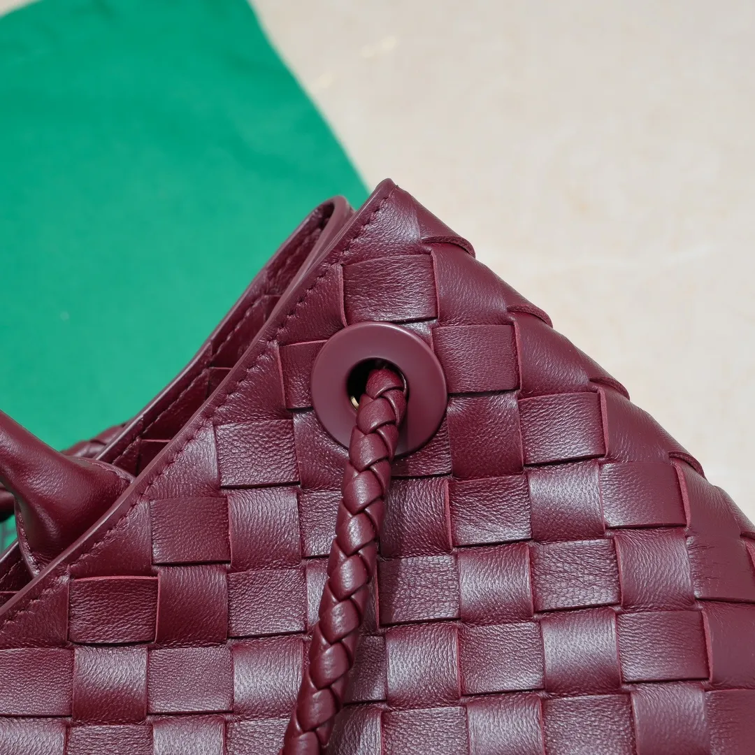 Batch 1960 #Bottega Veneta new horizontal Andiamo handbag, many stars have the same style 🎈 Classic full-body leather weaving with golden rope buckle, stable and chic enough [proud] The whole body is made of Nappa sheep leather, comfortable, soft and dynamic. The sliding metal rope buckle can adjust the shoulder strap, single shoulder / handbag / crossbody, multiple carrying methods, large bag capacity, suitable for commuting / daily / travel This bag is divided into small/medium/large sizes. There is always one that suits you, so take me with you🎀🎀 Size: 29x18x10 Model: 6463#